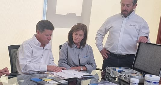 Equipo técnico de ENECON Chile en una reunión de asesoría, revisando documentación y muestras de producto