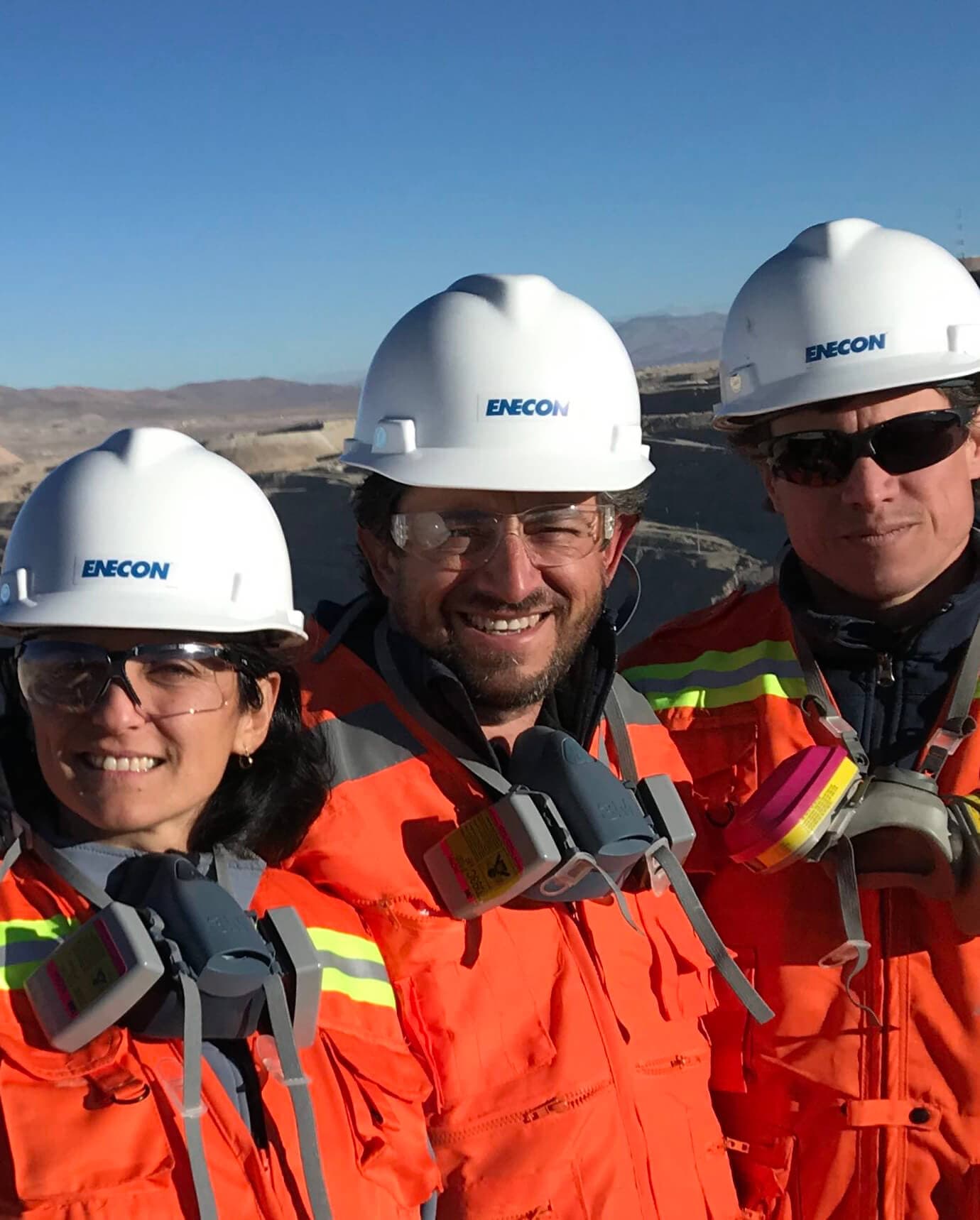 Equipo técnico ENECON Chile en minería, con casco corporativo, antiparras y respirador