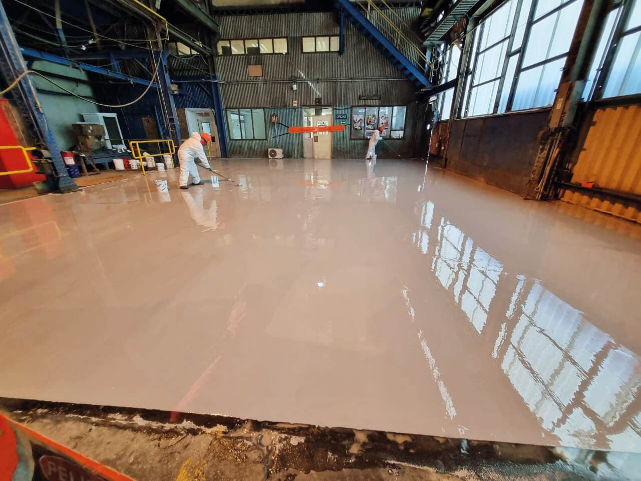 Piso de taller de maestranza en Fundición Caletones recuperado con sistemas ENECON