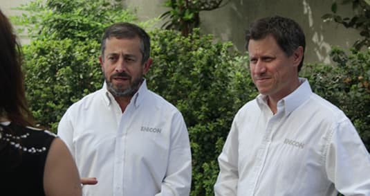 Especialista de ENECON Chile capacitando a personal de aplicación en terreno