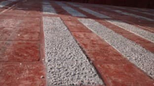 Detalle del acabado final rugoso y altamente antideslizante logrado con ENECLAD SUPERBOND y cuarzo.