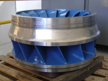 Impulsor de turbina Francis finalizado, con los álabes protegidos con CeramAlloy CL+AC para evitar la abrasión.