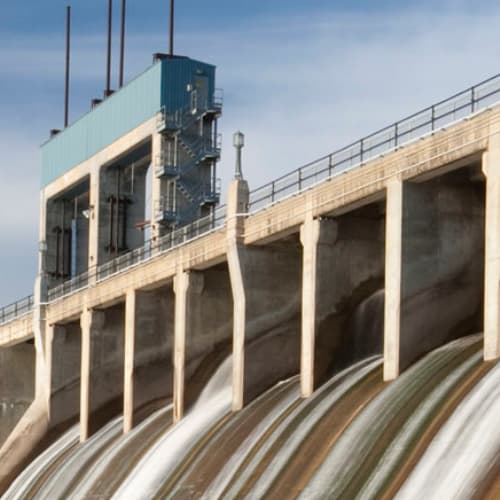 Planta de generación eléctrica con superficies protegidas por sistemas ENECON