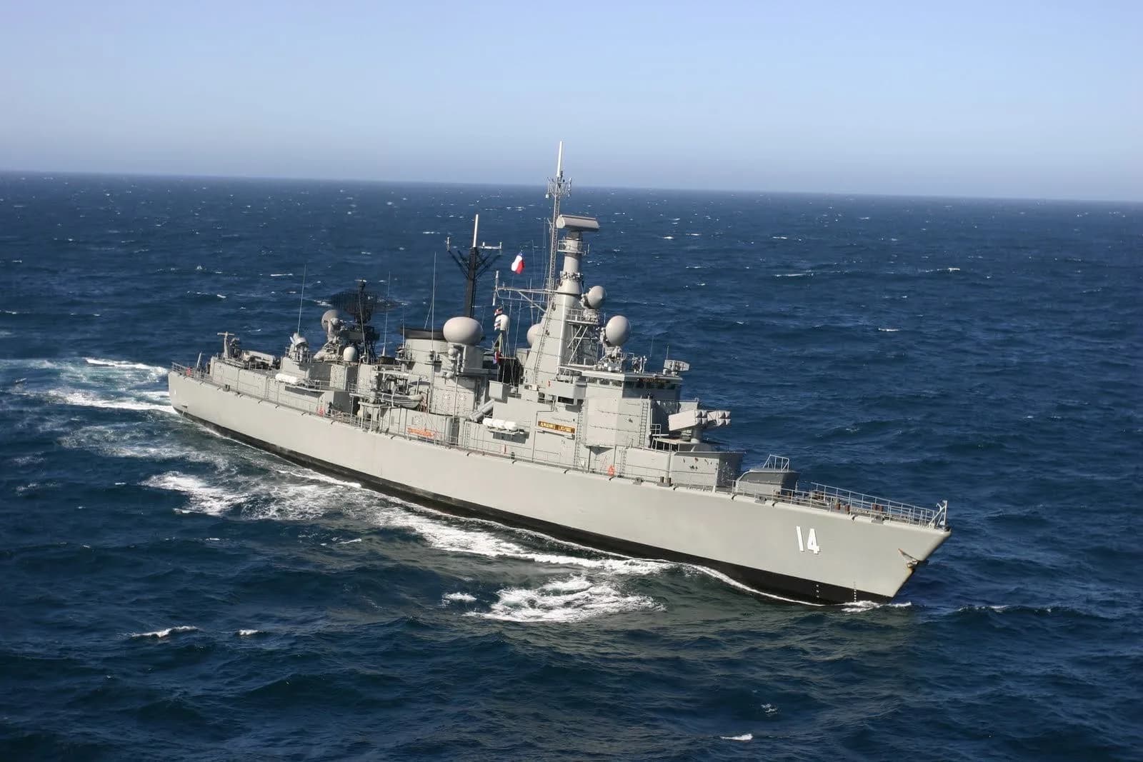 Buque de la Armada de Chile navegando en alta mar, con casco y superestructura de acero expuestos a la corrosión y erosión marina extrema.