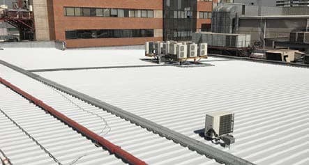 Techumbre completamente impermeabilizada y protegida con el acabado final blanco altamente reflectante de ENESEAL HR.