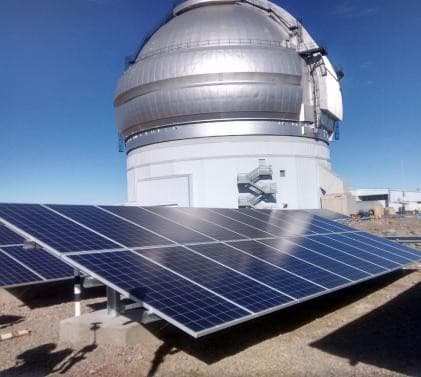 Vista general de los paneles solares y el observatorio astronómico con sus bases e infraestructura protegidas.