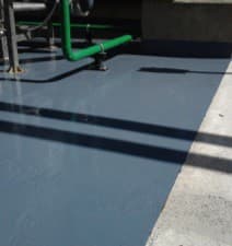 Piso de concreto terminado y protegido con el sistema polimérico CHEMCLAD XC, mostrando un acabado liso, brillante y alt