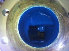 Vista de detalle del interior de la tapa de succión y descarga completamente restaurado y protegido con el recubrimiento