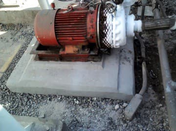 Base de la bomba completamente reconstruida y nivelada con ENECRETE DuraQuartz, mostrando excelente resistencia térmica.