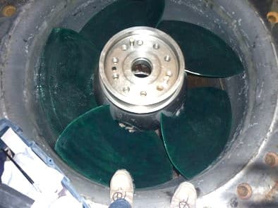 Turbina Kaplan totalmente recuperada y ensamblada, lista para volver a operar de manera eficiente.