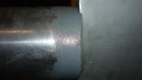 Eje del álabe directriz completamente reconstruido y protegido con el sistema polimérico CeramAlloy.