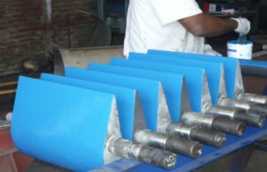 Álabes directrices completamente restaurados y protegidos con el recubrimiento final CeramAlloy CL+AC de color azul.