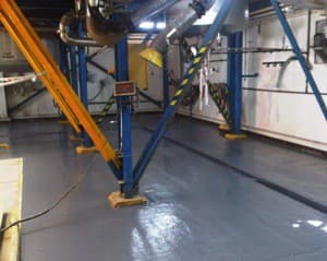 Piso de hormigón completamente recuperado y protegido con el sistema CHEMCLAD XC, mostrando un acabado liso, impermeable