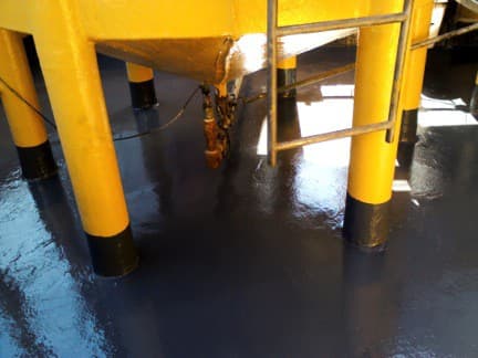 Piso bajo el estanque completamente recuperado con ENECRETE DuraFill y sellado con el revestimiento resistente CHEMCLAD