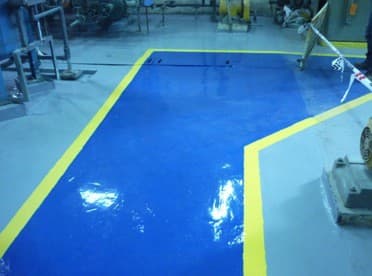 Detalle del piso terminado con CHEMCLAD SC Blue y Yellow, mostrando un acabado liso, brillante y altamente resistente a