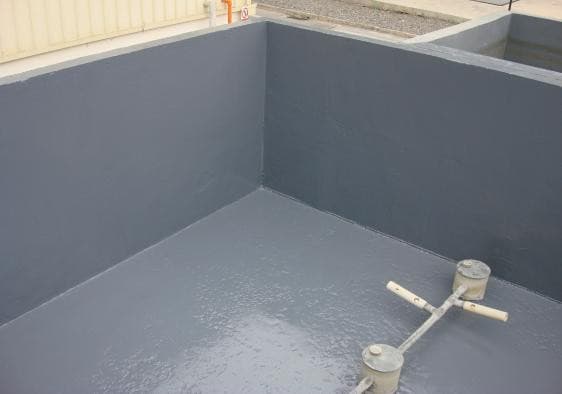 Vista interna de la pileta de hormigón completamente restaurada y protegida con el recubrimiento químico CHEMCLAD XC.