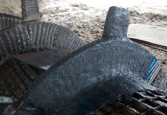 Detalle de los álabes del tornillo sin fin completamente protegidos y reconstruidos con el compuesto de matriz cerámica