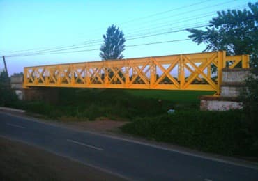 Vista lateral del puente ferroviario completamente restaurado y protegido con el recubrimiento anticorrosivo ENESEAL CR