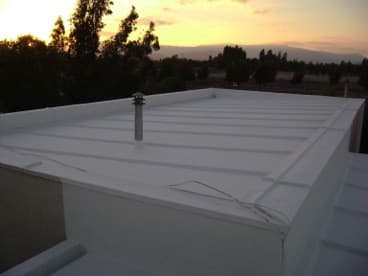 El mismo sector del techo completamente impermeabilizado y protegido con el recubrimiento reflectivo ENESEAL HR.