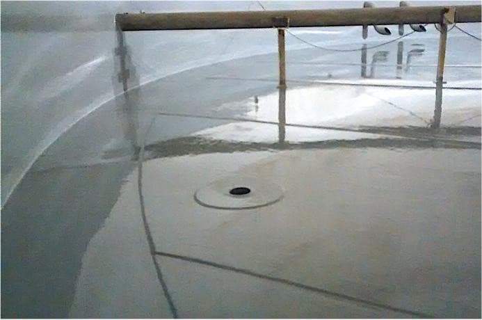 Interior del estanque completamente restaurado y protegido con el sistema polimérico ENECLAD, mostrando un acabado liso