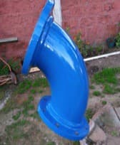Codo de tubería de conducción de pulpa con el exterior completamente restaurado y protegido con un acabado azul.