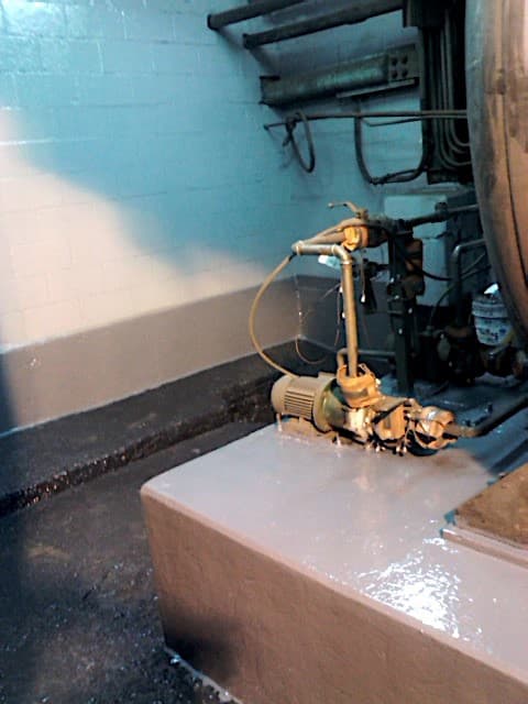 Pedestal de la bomba y piso del pretil recuperados y protegidos con el recubrimiento de alta resistencia química CHEMCLA