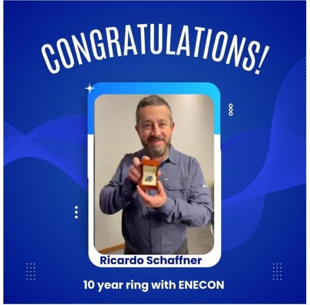 Gráfica de reconocimiento a Ricardo Schaffner por sus 10 años de trayectoria en ENECON, mostrando su fotografía con un anillo conmemorativo sobre fondo azul.